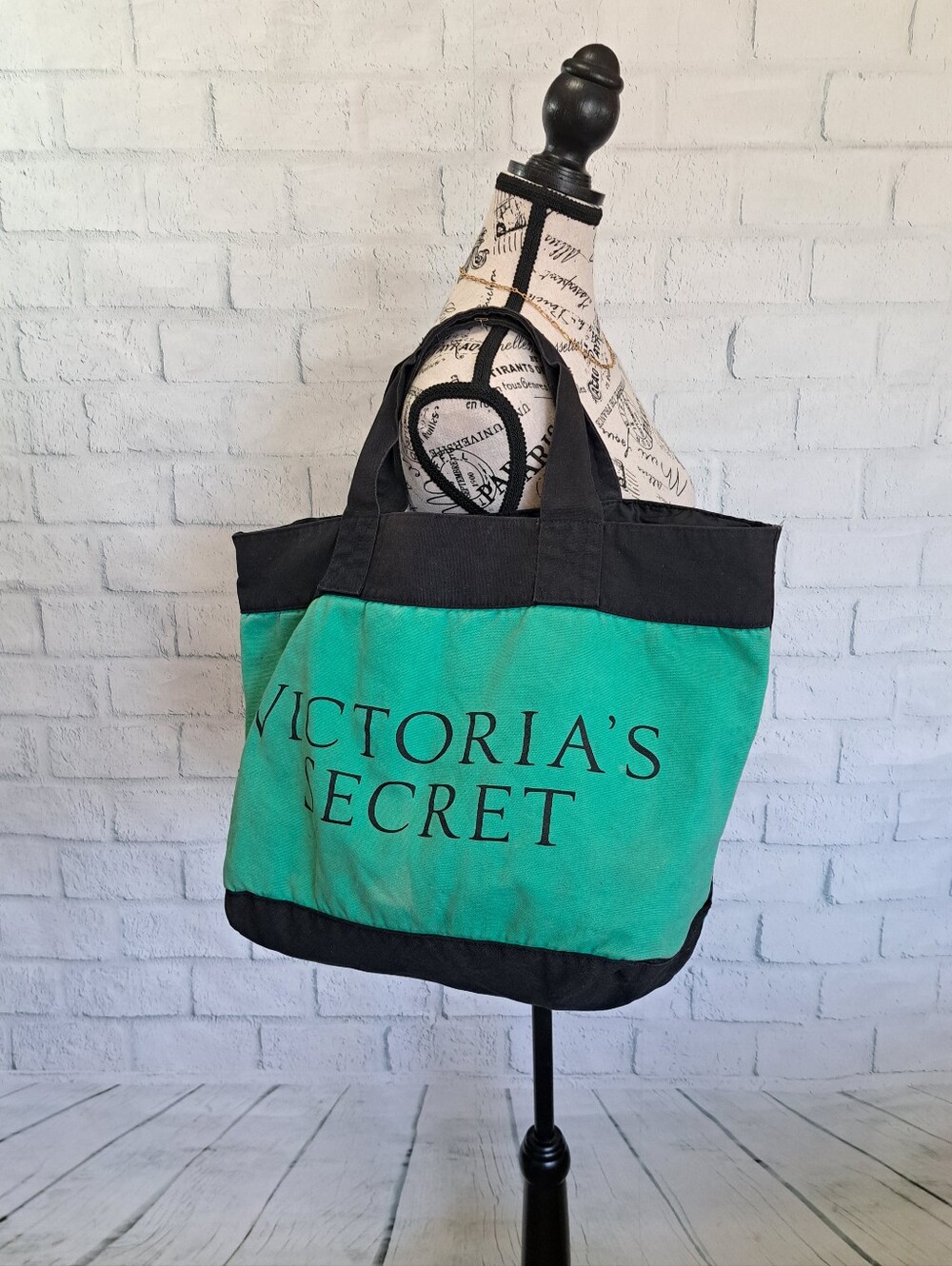 SALE. Lg Vic Secret Tote Bag + Big Bonus